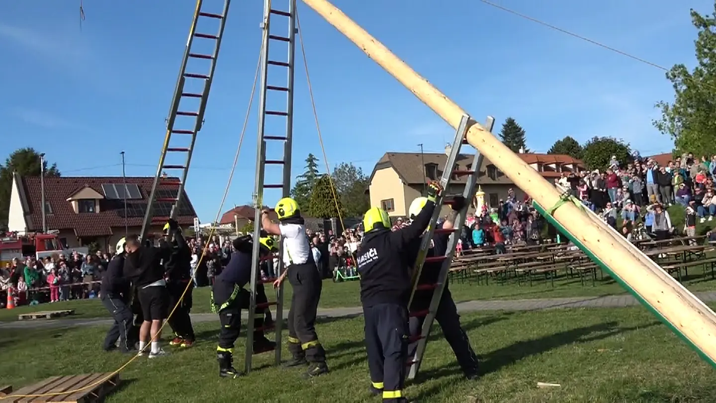Devínskonovoveskí hasiči stavali máj